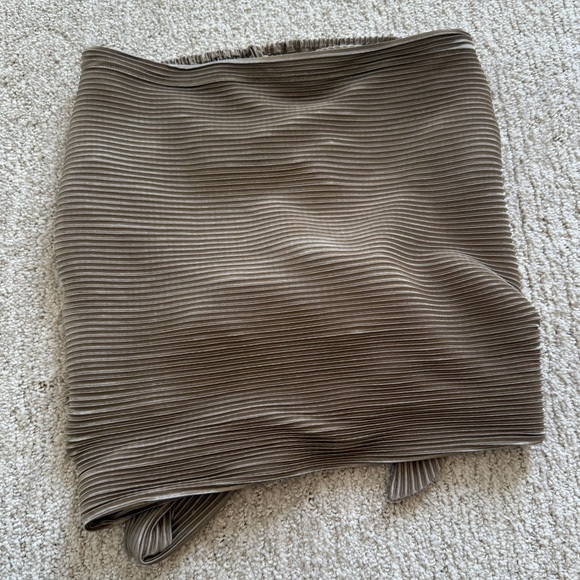 Le Lis Tops - Women’s Lelis Shimmer Pleated Front Tie‎ tube top size medium